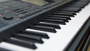 Klawisz klawiszowi nie r�wny? Wyja�niamy r�nice mi�dzy klawiaturami w pianinach cyfrowych, syntezatorach i kontrolerach MIDI