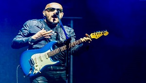 Mistrzowie gitary - Grzegorz Skawi�ski