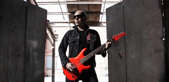 Kr�tko i na temat - Ach ten Joe Satriani, czyli zestawienie dw�ch modeli gitar artysty.